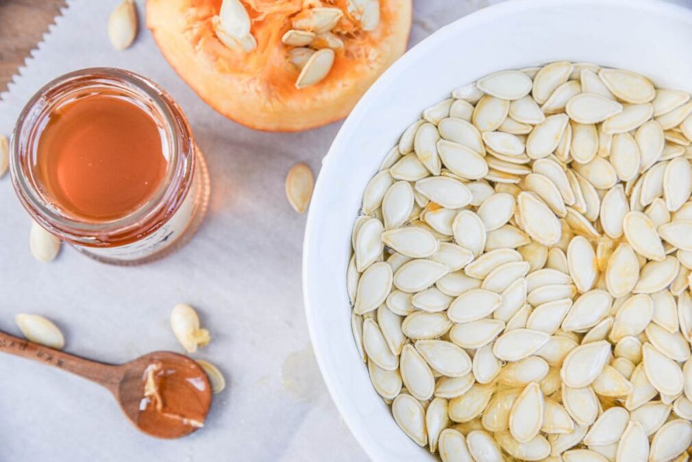 Pumpkin seeds with honey help men deal with prostatitis